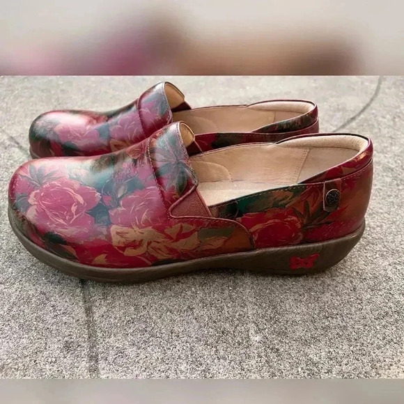 Alegria Keli
Southwestern
Romance Slip On Shoes - Picture 3 of 7